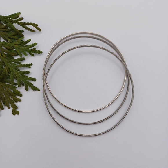 ✨️Vintage Silver-Toned Bangles - Set of Three - Picture 4 of 6